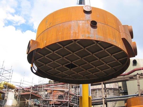 113. 2004 Nieuwe kop katalysekast