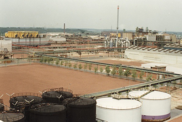 132. 1989 Zuurtanks en zicht fabriek