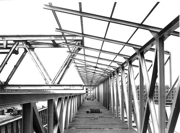 111. 1963-08-09 Gaanderij naast plein