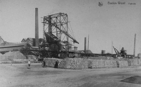 34. Beer en stenen op dijk