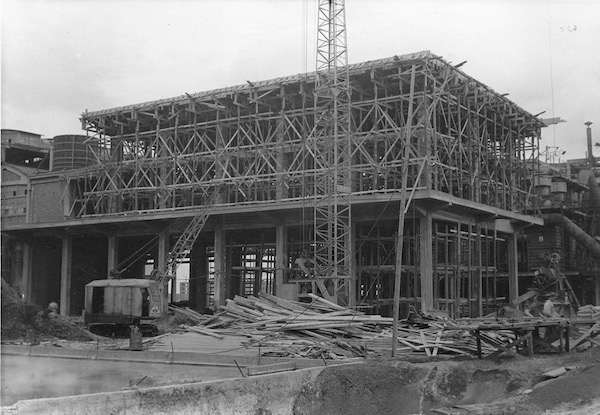 36. 1958-06-03 Electrolyse bouw achter Fluo's
