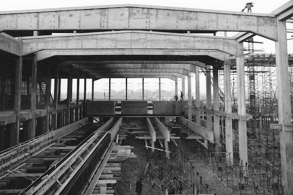 93. 1969-01-10 Hal 15-16 plaatsen van bakken