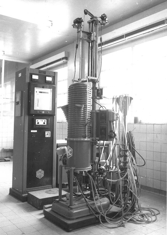 56. 1961-09-18 Siliciumkristallen trekken