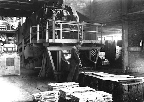 141. Smelterij gietketting handstapelen